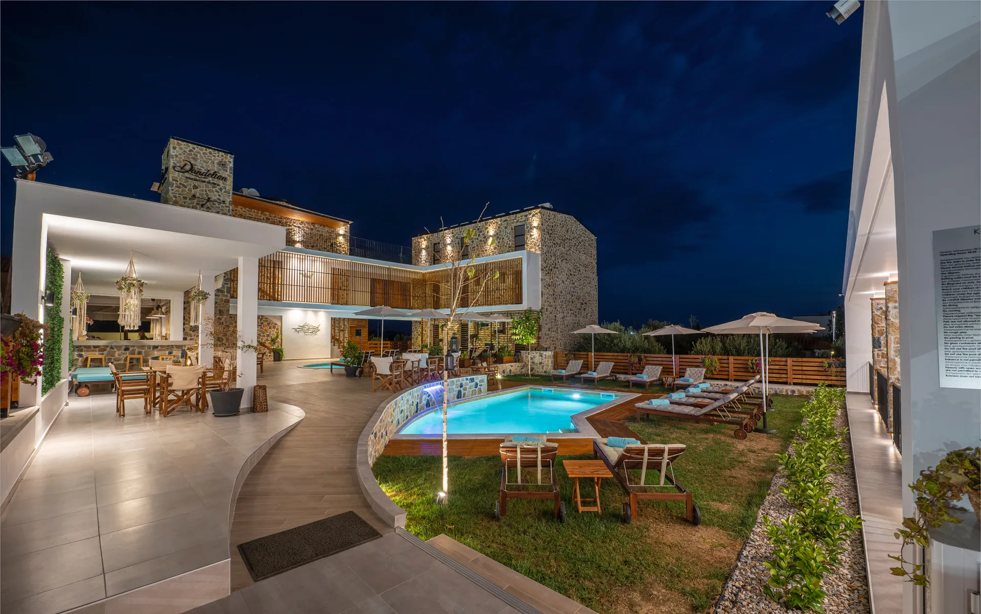 Tiara Holidays - Dandelion Premium Suites - dvorište